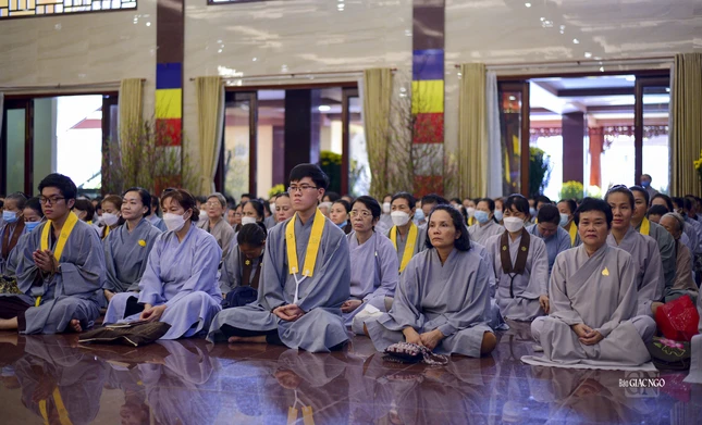 Phật tử chăm chú lắng nghe pháp thoại