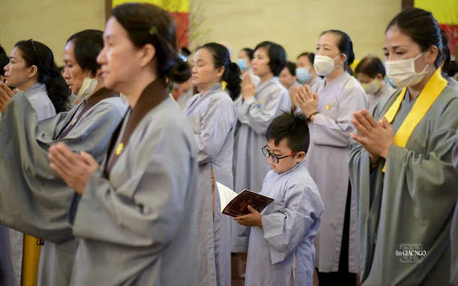 Một số em nhỏ theo ông bà, cha mẹ đến tham dự pháp hội, cùng tụng kinh Dược Sư