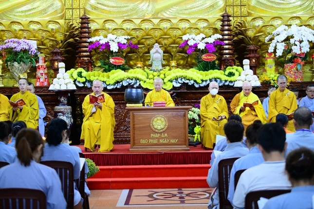 Chư Tăng, Phật tử chùa Giác Ngộ tụng kinh Dược Sư cầu an đầu năm