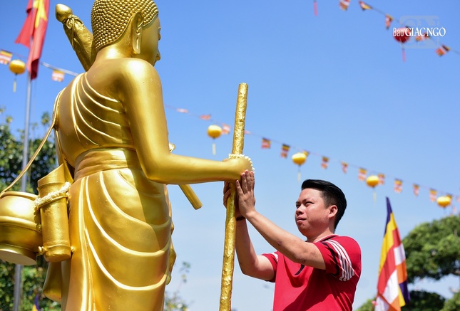 Cầu nguyện tôn giả ban phước lộc...