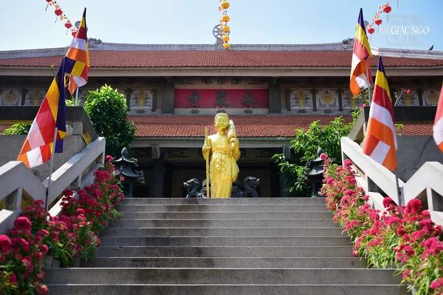 Tượng Tôn giả Sivali tại chùa Vĩnh Nghiêm(Q.3, TP.HCM)