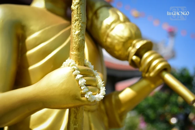 Người dân cúng dường vòng hoa thơm