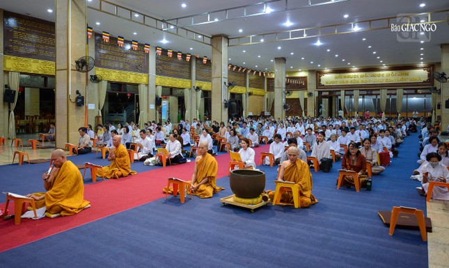 Không chỉ đi chùa lễ Phật, người dân còn đến chùa để tụng kinh, lắng nghe để hiểu những lời Phật dạy, từ đó áp dụng vào đời sống hàng ngày để tâm hồn bình an hơn