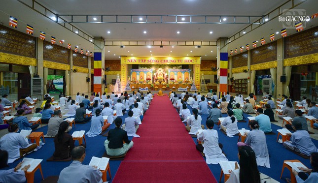 Trong ảnh là một thời khóa tụng kinh Dược Sư tại pháp viện Minh Đăng Quang, một quần thể kiến trúc Phật giáo đặc trưng hệ phái Khất sĩ miền Nam Bộ