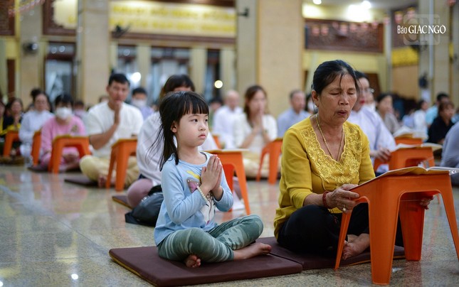 Một em bé theo bà tham dự tụng kinh