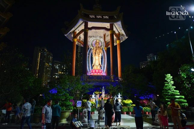 Dưới bóng từ của Bồ-tát Quan Thế Âm