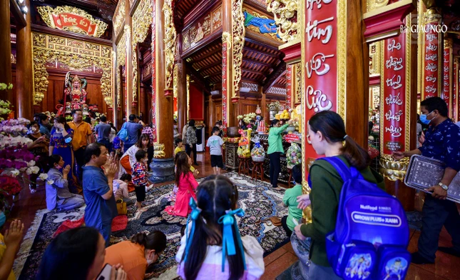 Ai cũng mang theo lòng thành kính để dâng lên Phật, cầu mong sự che chở từ Ngài