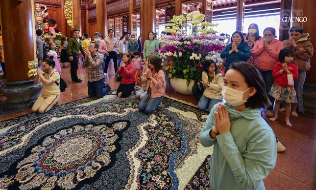 Người dân cầu nguyện một năm mới nhiều điều tốt lành, đời sống sinh hoạt được ổn định