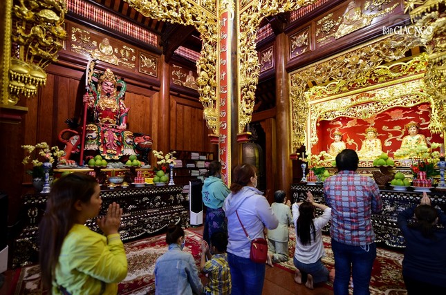 Hình ảnh người dân cầu nguyện tại tu viện Vĩnh Nghiêm (Q.12)