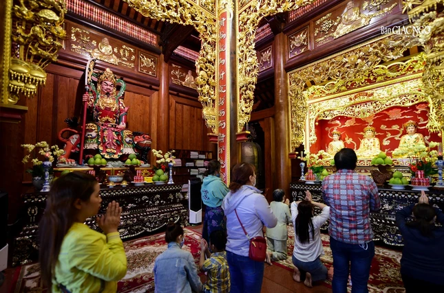 Hình ảnh người dân cầu nguyện tại tu viện Vĩnh Nghiêm (Q.12)