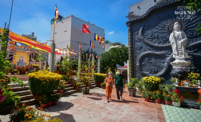 Chùa An Lạc một ngôi chùa cổ ở TP.HCM nên có giá trị rất lớn trong đời sống tâm linh của người dân nơi đây. Trong ảnh là cô Bảy và chồng của mình (Q.Gò Vấp) đến chùa lễ Phật vào ngày rằm tháng Giêng, thói quen này được gia đình cô duy trì từ khi cô còn là một đứa trẻ cho đến bây giờ