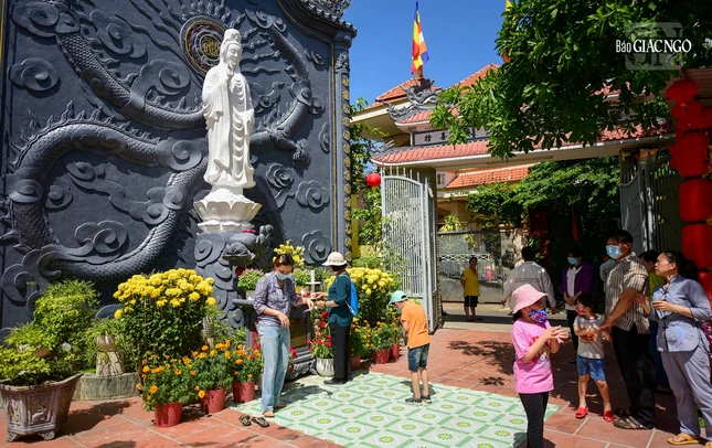 Rất nhiều người dân tin tưởng và cầu nguyện sự che chở của Bồ-tát Quán Thế Âm. Hình ảnh người dân thắp hương trước tôn tượng bồ-tát tại chùa An Lạc (đường Nguyễn Thái Sơn, Q.Gò Vấp)