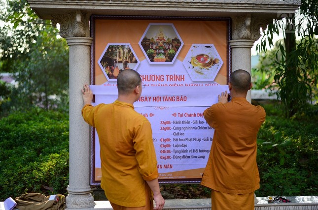 Chư Tăng chùa đang chuẩn bị các khâu cuối cùng cho chương trình thỉnh xá-lợi, thực hành đêm đầu đà vào tối ngày rằm tại chùa Bửu Long