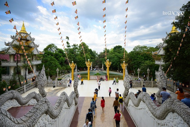 Không gian nơi đây yên tĩnh nên rất người dân rất thích thú khi đến lễ Phật
