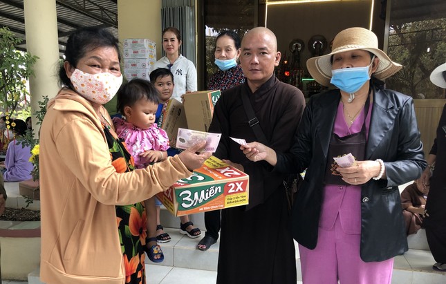 Trao những phần quà đến người dân có hoàn cảnh khó khăn tại tỉnh Bà Rịa - Vũng Tàu