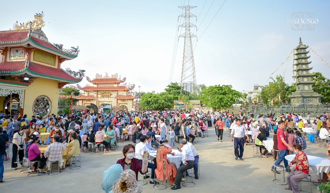 Đông đảo người dân tham dự chương trình