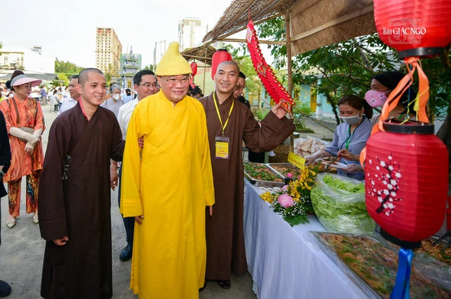 Hòa thượng Thích Lãng Huỳnh tham quan các gian hàng ẩm thực chay