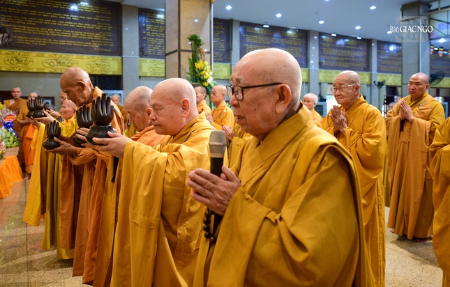 Dâng trầm cúng dường