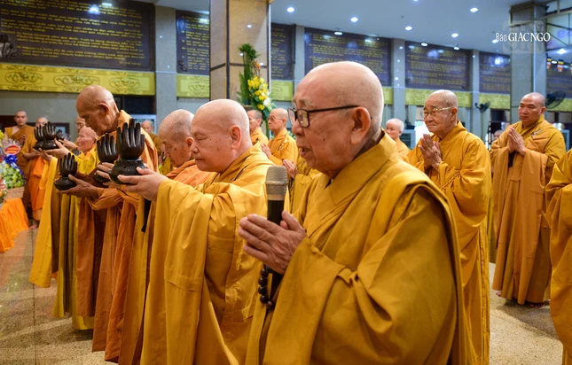 Dâng trầm cúng dường