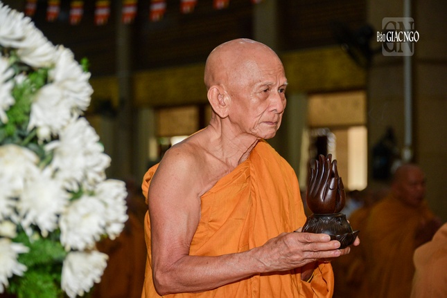 Dâng trầm cúng dường