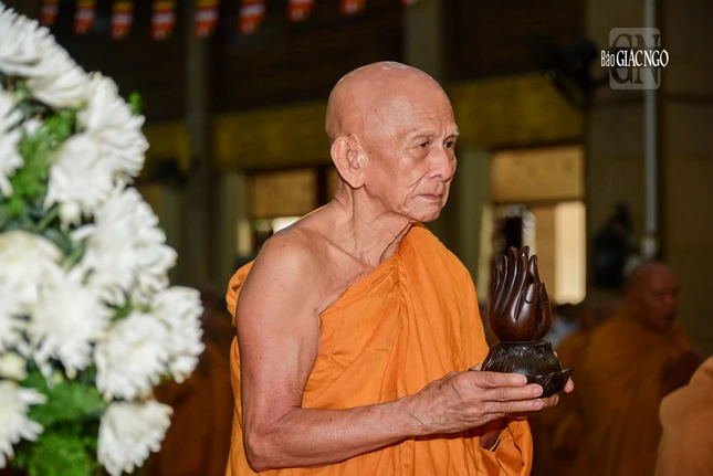 Dâng trầm cúng dường