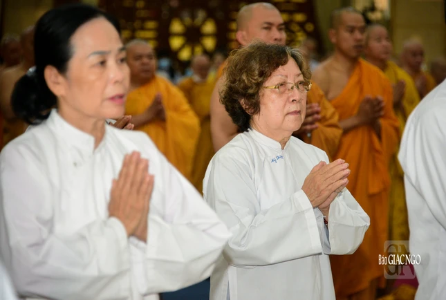 Hình ảnh Phật tử với áo tràng màu trắng truyền thống hệ phái tham dự lễ tưởng niệm