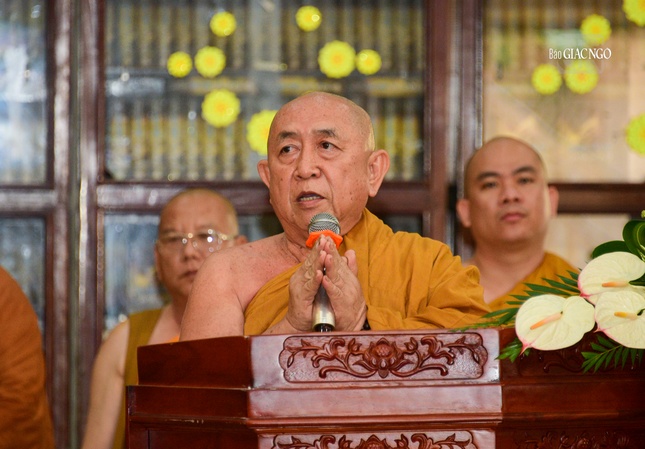 Hòa thượng Minh Hóa thay mặt Ban Tổ chức cảm tạ đến toàn thể chư tôn giáo phẩm Tăng Ni, Phật tử đã đến tham dự lễ tưởng niệm 69 năm Tổ sư vắng bóng