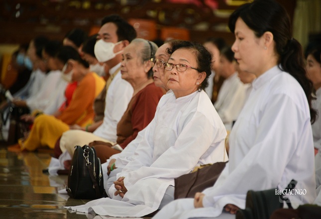 Chăm chú lắng nghe tiểu sử Tổ sư Minh Đăng Quang