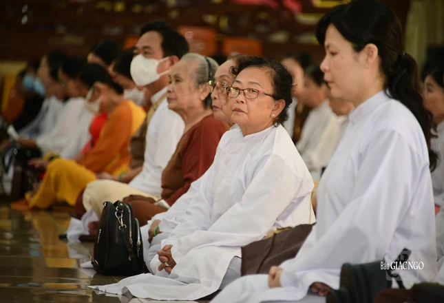 Chăm chú lắng nghe tiểu sử Tổ sư Minh Đăng Quang