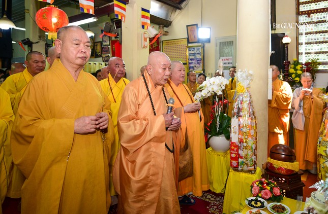 Chư tôn đức Ban Trị sự Phật giáo Q.8 niêm hương tưởng niệm