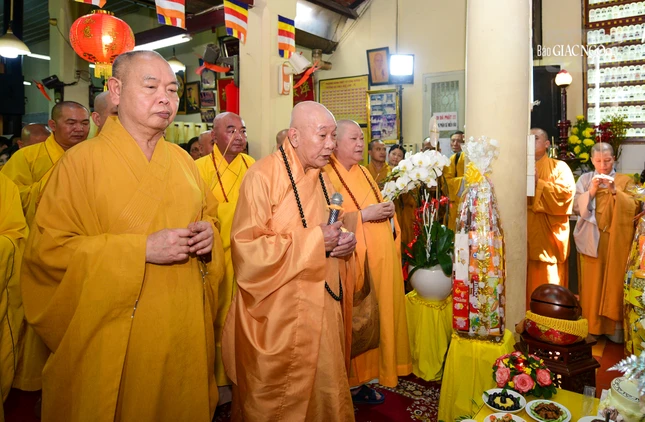 Chư tôn đức Ban Trị sự Phật giáo Q.8 niêm hương tưởng niệm