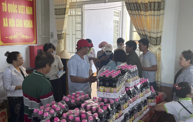 Người dân nhận quà từ các mạnh thường quân Người dân nhận quà từ các mạnh thường quân