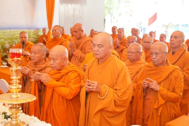 Chư tôn đức tham dự buổi lễ