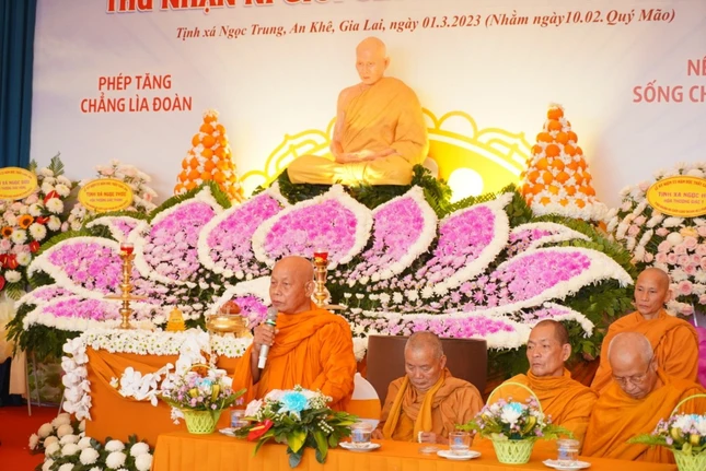 Hòa thượng Giác Hùng ban huấn từ