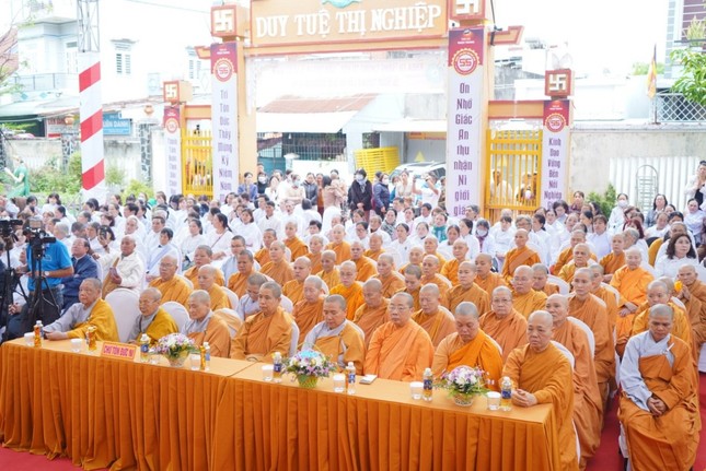 Đông đảo chư Ni tham dự