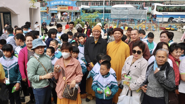 Chia sẻ niềm vui cùng các em học sinh