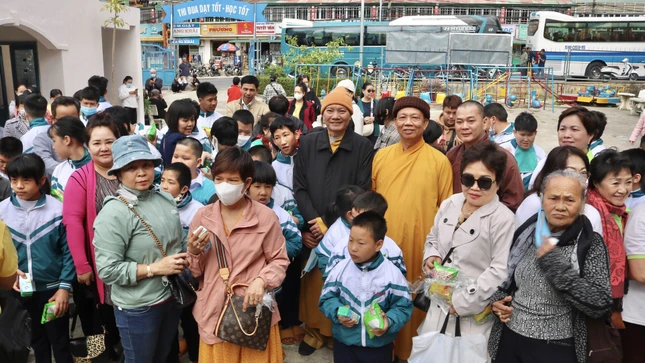 Chia sẻ niềm vui cùng các em học sinh