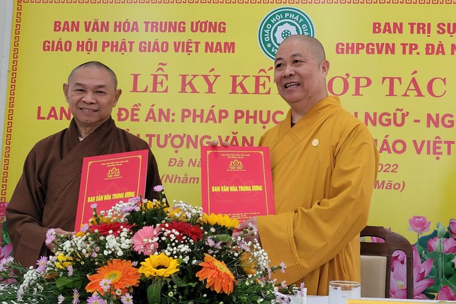 Hòa thượng Thích Thọ Lạc cùng Hòa thượng Thích Từ Nghiêm ký kết bản ghi nhớ hợp tác giữa Ban Văn hóa T.Ư và Ban Trị sự Phật giáo TP.Đà Nẵng