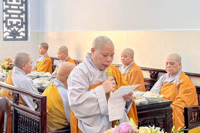 Sư cô Thích nữ Lệ Đức dâng lời tác bạch