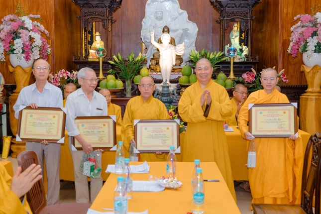 Ban Văn hóa T.Ư tặng Bằng tuyên dương công đức đến Tăng Ni, Phật tử không tiếp tục tham gia nhiệm kỳ mới