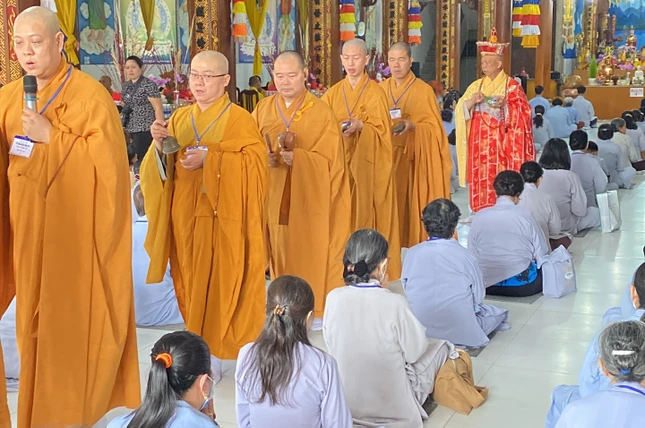 Thượng tọa Thích Thiện Từ, sám chủ thực hiện nghi thức sái tịnh, hoàn đàn Dược Sư