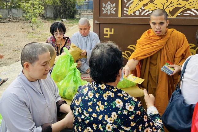 Nhóm từ thiện Toàn Giác (Pháp viện Minh Đăng Quang) tặng quà đến người dân - Ảnh: M.T