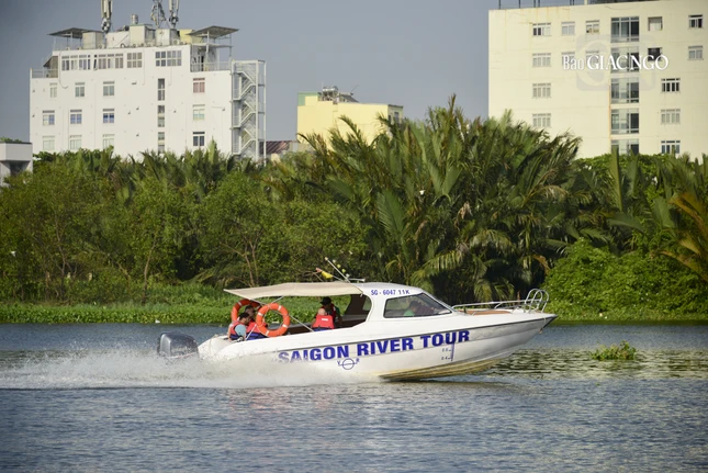 Tuyến du lịch sông Sài Gòn thu hút rất nhiều khách nước ngoài tham quan, trải nghiệm