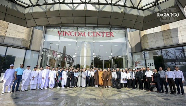 Đoàn chụp hình lưu niệm tại tòa nhà Landmark 81