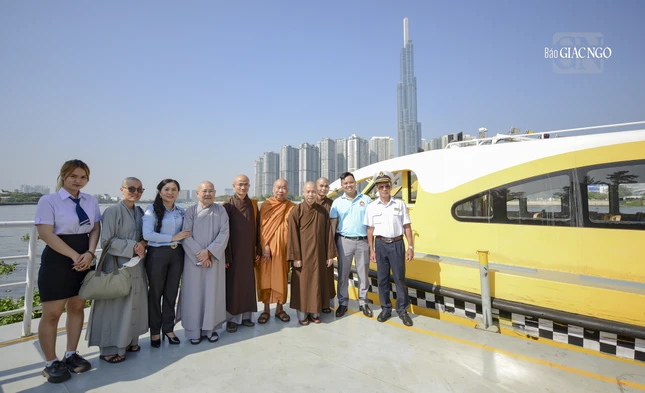 Hòa thượng Thích Giác Pháp, Thượng tọa Thích Thiện Quý, Thượng tọa Thích Quang Thạnh, đồng Phó ban Trị sự GHPGVN TP.HCM cùng Ni trưởng Thích nữ Từ Nhẫn, Trưởng Phân ban Ni giới TP.HCM, đại diện Phật giáo tham dự chuyến tham quan