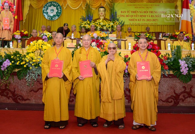 Hòa thượng Thích Thiện Nhơn trao quyết định nhân sự đến các vị Trưởng, Phó ban Từ thiện xã hội T.Ư