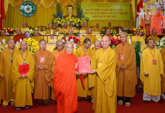Thượng tọa Thích Đức Thiện trao quyết định nhân sự đến các thành viên