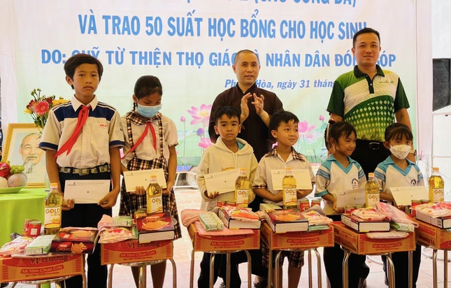 Đại đức Thích Giác Thọ trao các suất học bổng đến các em học sinh có hoàn cảnh khó khăn Đại đức Thích Giác Thọ trao các suất học bổng đến các em học sinh có hoàn cảnh khó khăn