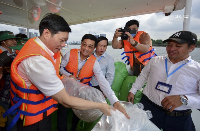 Thả cá xuống lưu vực sông Sài Gòn