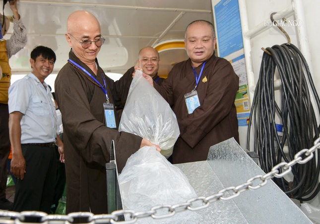 Thượng tọa Thích Thiện Quý, Phó Trưởng ban kiêm Chánh Thư ký Ban Trị sự Phật giáo TP.HCM, Thượng tọa Thích Trung Nguyện, Phó Thư ký Chánh Văn phòng, Đại đức Thích Trí Đức, Phó Thư ký tham dự buổi lễ thả cá